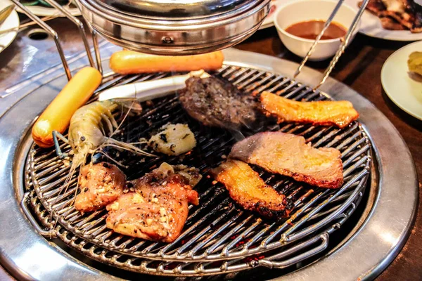 Dak Galbi Oder Würzig Mariniertes Huhn Garnelen Würstchen Und Dwaeji — Stockfoto