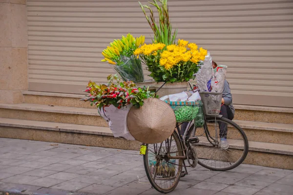 Street Vendor Selling Flowers Bicycle Hanoi Vietnam — Stock Photo, Image