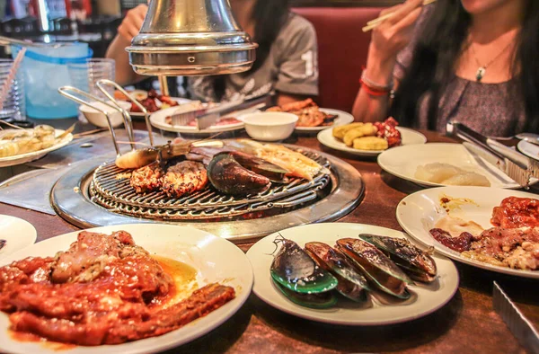 Dzielenie Posiłku Tradycyjnym Koreańskim Grillu Znanym Lokalnie Jako Gogi Gui — Zdjęcie stockowe