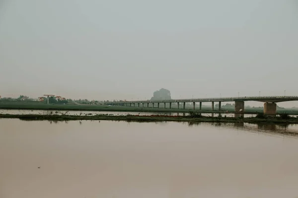 Cenário Escuro Húmido Cinematográfico Uma Ponte Sobre Rio Ninh Binh — Fotografia de Stock