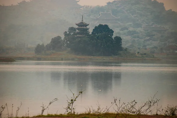 Filmová Scenérie Starověkého Hlavního Města Hoa Pokrytá Ranní Mlhou Ninh — Stock fotografie