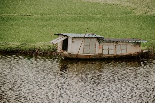 Paysage Cinématographique Une Barque Bois Amarrée Bord Rivière Ninh Binh — Photo