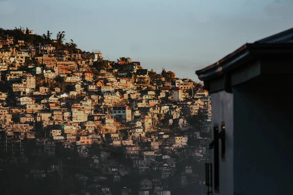 Filipinler 'in dağlık kesimlerindeki Baguio şehrinin üzerinde gündoğumundan gelen altın ışık.