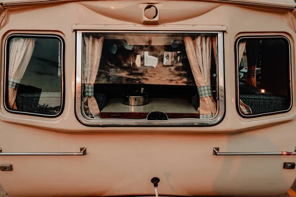 Yolda yaşam, alternatif yaşam tarzı ve seyahat kavramını gösteren bir karavanı veya karavanı kapat