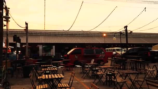 기사보기 방콕의 대규모 빈티지 시장인 트레인 Train Market 도알려져 탤런드 — 비디오