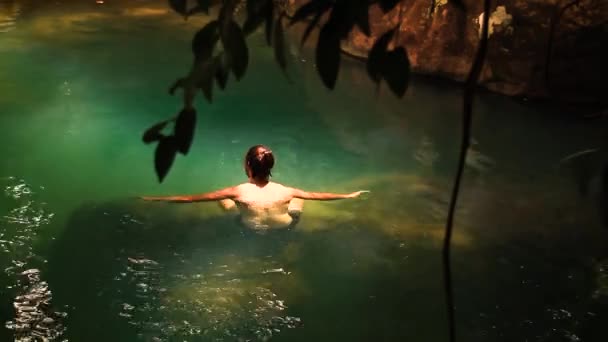 Hombre Disfrutando Relajante Baño Río Caluroso Día Verano — Vídeos de Stock