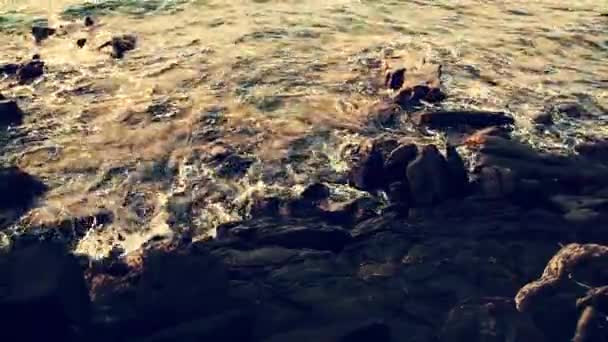 轰隆隆的海浪缓缓地撞在岩石巨石上 — 图库视频影像