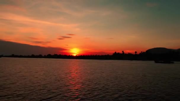 日没の時間経過白い伝統的なクメール船が海に向かっている カンボジアの生活と日常生活を示しています — ストック動画