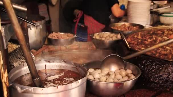 Negozio Tagliatelle Occupato Che Vende Tradizionale Thai Beef Noodle Soup — Video Stock