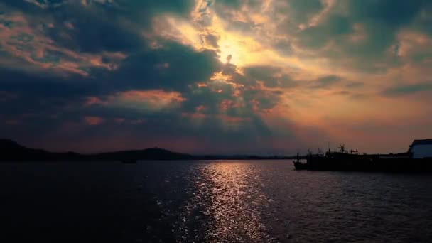 Dramatyczne Niebo Zachodu Słońca Nad Wioską Rybacką Wyspie Koh Sdach — Wideo stockowe