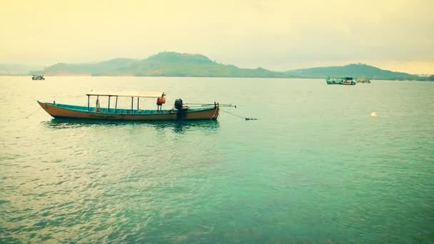 Paisaje Tranquilo Cinematográfico Barcos Pesca Jemer Tradicionales Frente Costa Isla — Vídeos de Stock