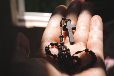 Ahşap bir haç tutmak umudu simgeliyor ve İsa 'nın Lenten sezonunda gelişini.