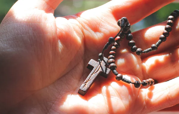拿着一个木制十字架 象征着希望和基督在伦琴季节的到来 图库图片