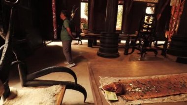 Yazı işleri. Chiang rai Tayland 'daki ünlü Baandam Müzesi' ni ya da Kara Ev 'i keşfeden bir turist.