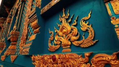 Chiang rai Tayland 'daki Wat Rong Suea 10 ya da Mavi Tapınak duvarlarının ayrıntılı tasarımı.