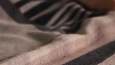 Yeni pişmiş ekmek, covid-19 salgını sırasında ev karantinasıyla başa çıkma kavramını gösteriyor.