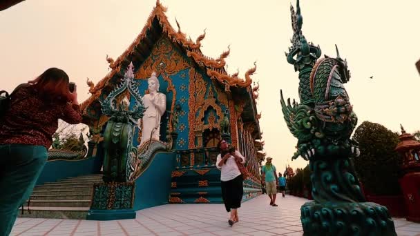 Hoofdartikel Toeristische Ontdekkingstocht Naar Beroemde Wat Rong Suea Ten Blauwe — Stockvideo