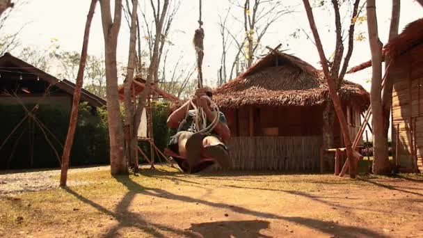 Een Toerist Spelen Met Een Traditionele Swing Het Dorp Van — Stockvideo