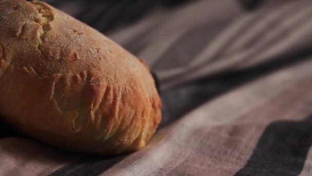 Schwenkschuss Links Vom Selbstgebackenen Brot Zeigt Konzept Zur Bewältigung Der — Stockvideo