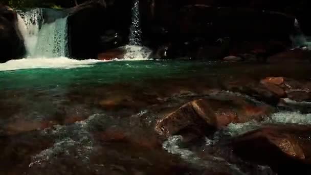 Niski Kąt Widzenia Ciemnych Humorzastych Wodospadów — Wideo stockowe