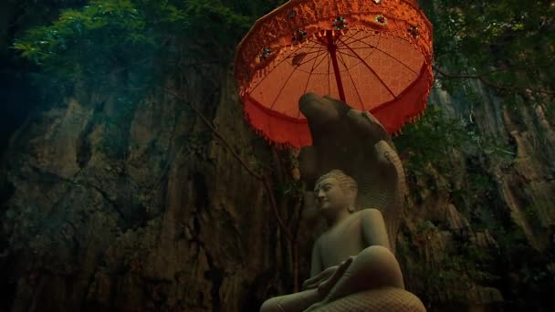 Gebouwd Uitzicht Een Boeddhistische Sculptuur Met Een Gouden Parasol Genaamd — Stockvideo