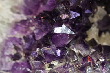 Kesilmemiş mavi safir taşların desenlerini ve dokusunu kapat.