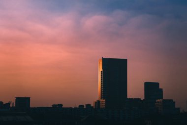Gün batımında Tayland 'ın Bangkapi ilçesindeki konut binalarının görüntüsü