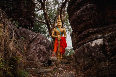 Kamboçya, Kamboçya 'daki Preah Monivong Ulusal Parkı' nda Sampov Pram Pagoda 'daki Kinnara Heykeli