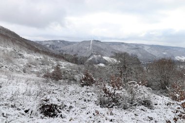 Almanya 'nın Bernkastel-kues kentindeki kar manzaralı vadi