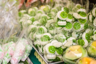 Geleneksel Tayland Tatlıları veya Khanom Wan Thai Bangkok, Tayland 'da sokak yiyeceği olarak satılıyor.