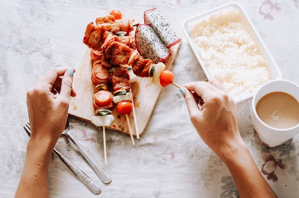 Tayland usulü domuz eti ve sosisli şiş, pilav ve kahvaltıda kahve.
