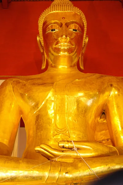 Zlatá Socha Buddhy Uvnitř Chrámu Wat Phanan Choeng Ayutthaya Thajsko — Stock fotografie