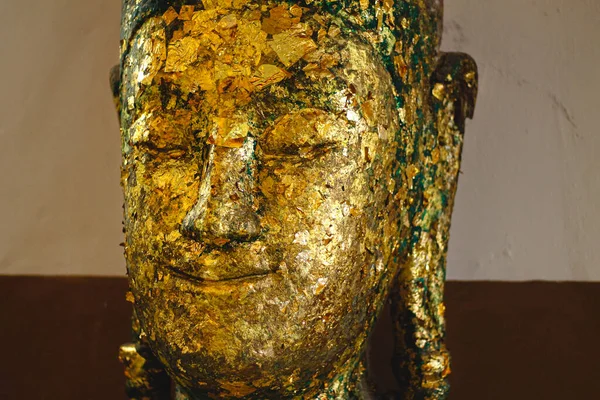 Ayutthaya Tayland Wat Phutthaisawan Altın Yapraklarla Kaplı Bir Buda Heykelinin — Stok fotoğraf