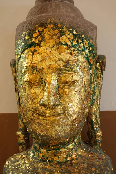 Hlava Sochy Buddhy Pokryté Zlatou Listovou Nabídkou Wat Phutthaisawan Ayutthaya — Stock fotografie