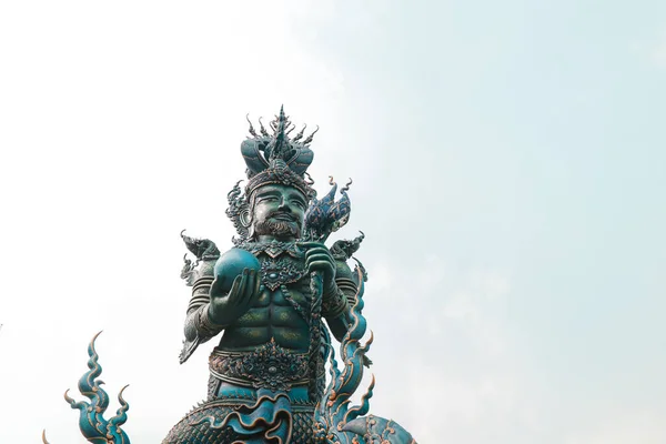 Низкоугольный Вид Скульптур Знаменитом Ват Ронг Суэа Тен Голубой Ожерелье — стоковое фото