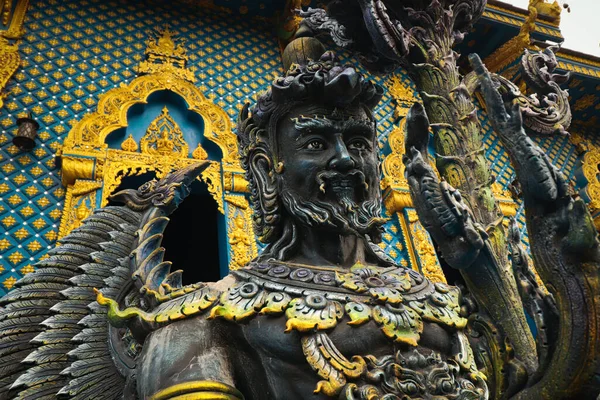 Χαμηλή Γωνία Άποψη Του Περίτεχνα Γλυπτά Στο Διάσημο Wat Rong — Φωτογραφία Αρχείου
