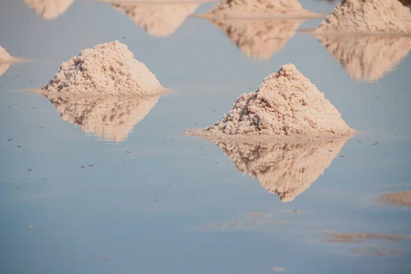 柬埔寨贡布盐场准备收获的一堆堆有机盐 — 图库照片