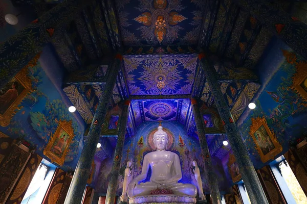 Χαμηλή Γωνία Άποψη Στο Εσωτερικό Του Διάσημου Wat Rong Suea — Φωτογραφία Αρχείου