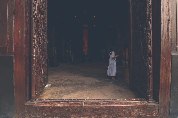 Una Mujer Vestida Blanco Puerta Del Museo Presa Baan Casa —  Fotos de Stock