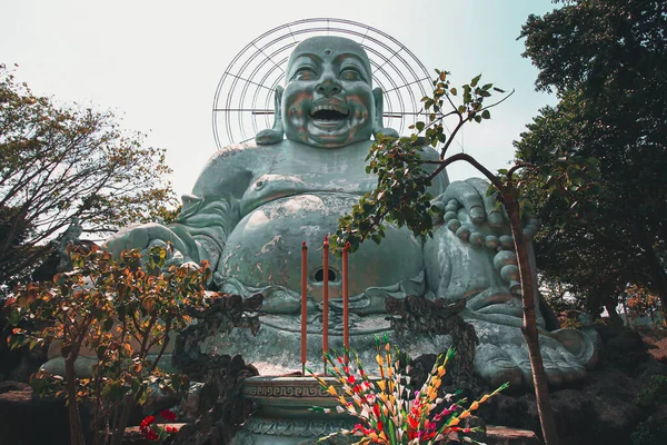 Low Angle View Van Een Reusachtig Glimlachend Boeddhabeeld Linh Pagoda — Stockfoto