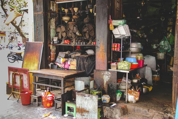 Ein Überfüllter Trödelladen Der Altstadt Oder Französischen Viertel Von Hanoi lizenzfreie Stockbilder