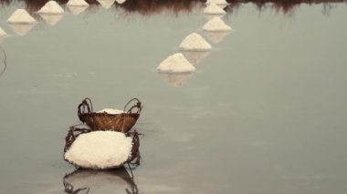 İşçi hasat mevsiminde tuz dolu sepet taşıyor.