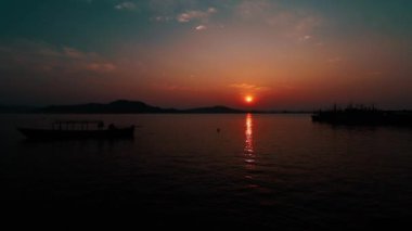 Kamboçya 'daki Koh Sdach Adası' nda gün batımında Khmer balıkçı tekneleri siluetleri manzarası