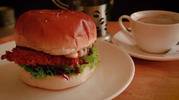 Vista Rotonda Hamburger Pollo Vegano Sparato Rallentatore Portatile — Video Stock
