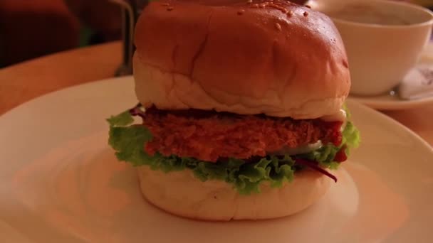 Ronde Weergave Van Een Veganistische Kip Hamburger Shot Handheld Slow — Stockvideo