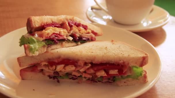 スローモーションでカフェで提供されるおいしいクラブハウスサンドイッチ — ストック動画
