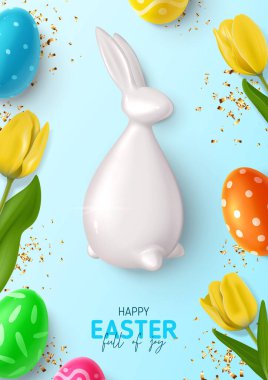 Mutlu Paskalya broşürleri. Paskalya süslemeli renkli yumurtalar, laleler, porselen tavşanlar ve altın konfeti. 3D dekoratif nesnelerle vektör illüstrasyonu.