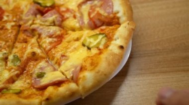 Çilekli yoğurt ahşap masadaki bir bardağa dökülür. Arka planda muz, elma ve kivi vardı..