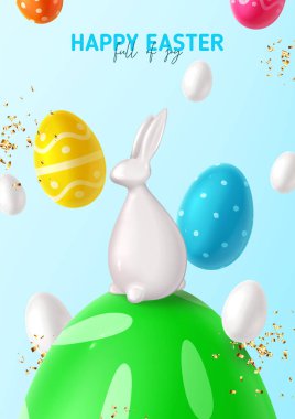 Mutlu Paskalya tatili posterleri. Paskalya süslemeli renkli yumurtalar, porselen tavşan ve mavi arka planda altın konfeti. 3D dekoratif nesnelerle vektör illüstrasyonu.