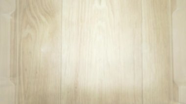 Kullanılmış plastik şişeler kutuya düşer. Kullanılmış plastik şişeler. Modern insanlık sorunu kavramı. Küresel kirlilik ve modern kirliliği çözmenin yolu.